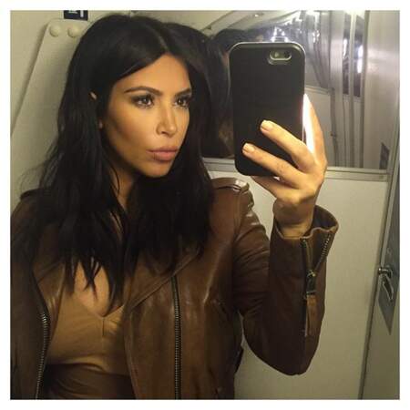 Sinon Kim Kardashian fait des selfies dans les toilettes d'un avion. 