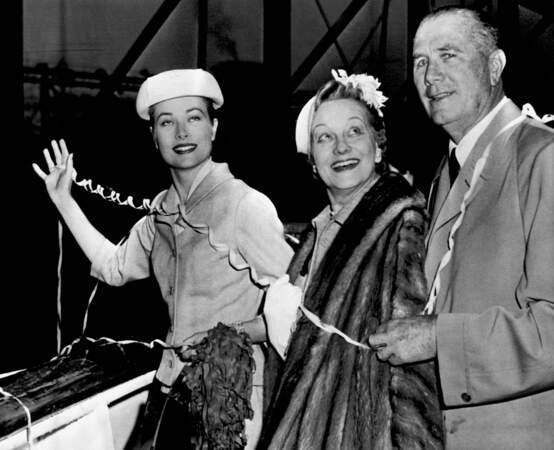 Le 4 avril 1956, Grace Kelly quitte les États-Unis avec ses parents Margaret et John à bord du navire Constitution