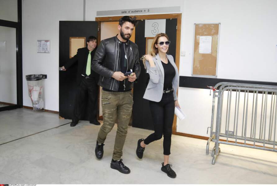Nabilla et Thomas quittent la salle du tribunal 