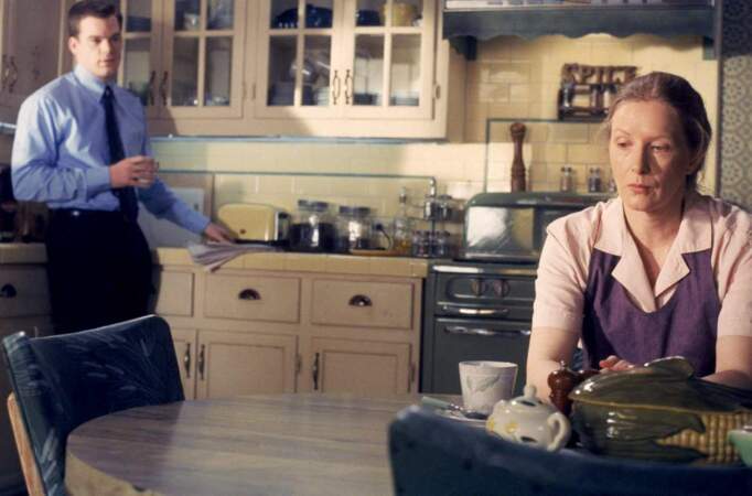 Ruth Fisher (Frances Conroy) dans sa cuisine, peu après le décès de son mari