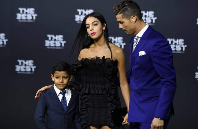 Cristiano Ronaldo, grand gagnant de la cérémonie, avec son fils et sa nouvelle copine Georgina Rodriguez