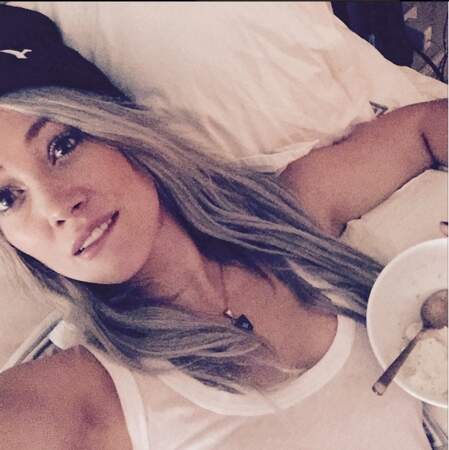Selfie au lit également pour Hilary Duff