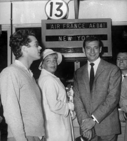 Michel Legrand avec Yves Montand et Simone Signoret à Orly, prêts à embarquer pour les Etats-Unis en septembre 1959