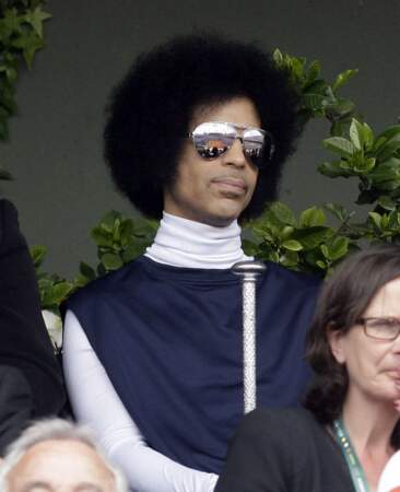 Prince, qui vient regarder les matchs en toute simplicité. Avec un sceptre.