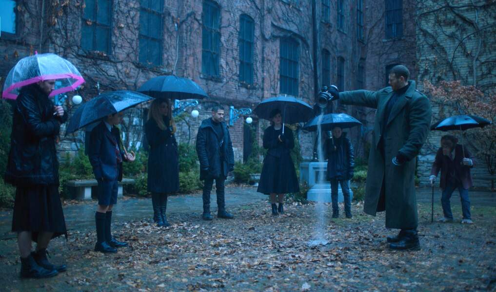 "The Umbrella Academy" (Netflix, dès le 15 février), adapté d'un comics, rassemble sept enfants surprenants.