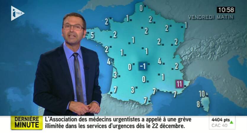 Thierry Fréret, le monsieur météo d'i>Télé, a assorti sa chemise au fond très bleu de l'écran 