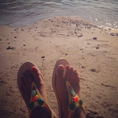 Les vacances sont terminées pour Malika Ménard qui n'a pas oublié de prendre ses pieds en photo sur la plage