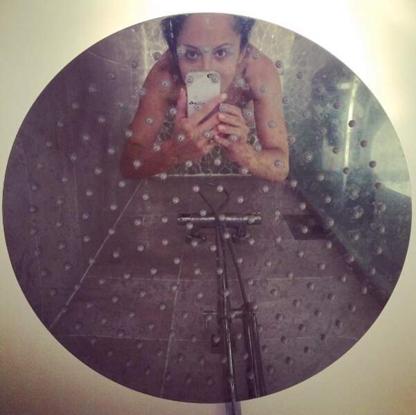 Et Fabienne Carat s'est photographiée sous la douche. 