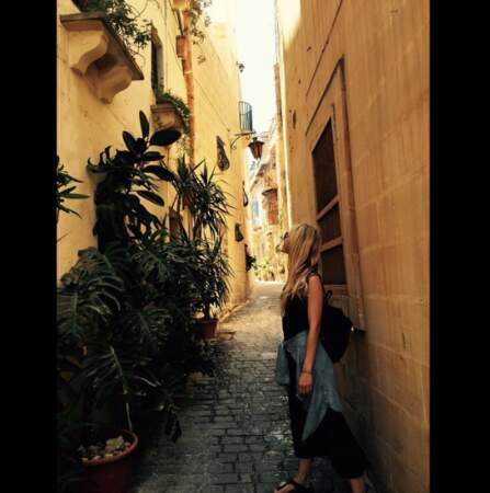 Elle adore aussi voyager, prendre le temps de découvrir l'architecture et les musées... Ici à Malte.
