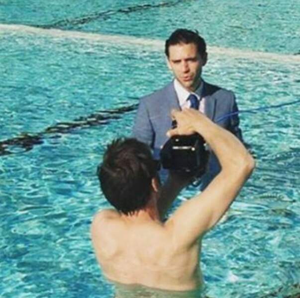 Comme tout le monde, Mika se fait prendre en photo habillé dans une piscine