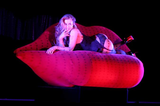 Carmen se love sur un sofa très crazy en forme de bouche géante.