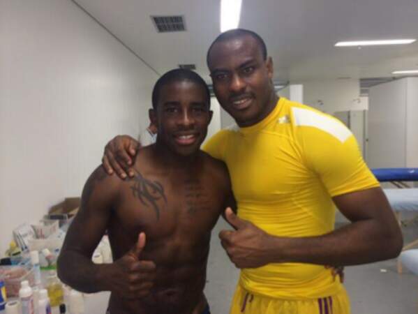 Sans rancune, Rio pose avec le gardien du Nigéria Vincent Enyeama. Les deux joueurs sont co-équipiers à Lille