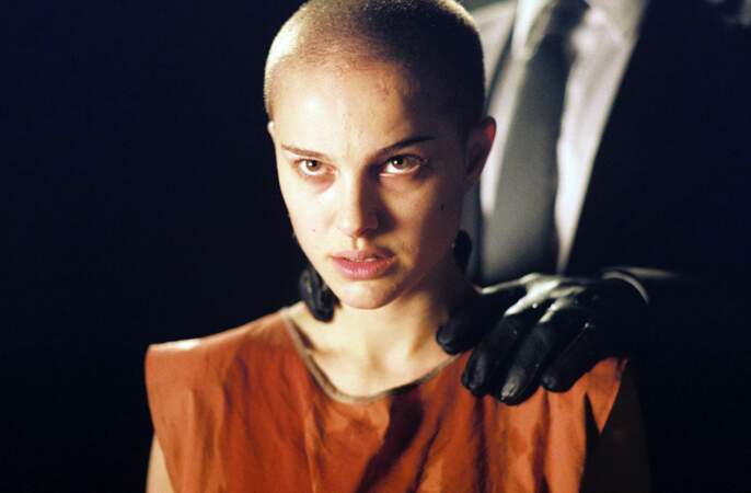 Crâne rasé, regard de braise dans v pour Vendetta (2006)