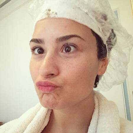 Alors que Demi Lovato est sans maquillage.
