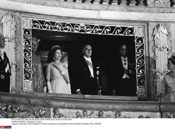 Puis la souveraine s'est rendue à Versailles pour assister à un opéra et à un dîner de gala