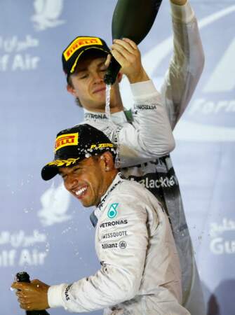 Allez, deux hommes heureux : Lewis Hamilton et Nico Rosberg se douchent au champagne   