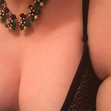 Et Lena Dunham un nouveau collier... ! (Sexy.)