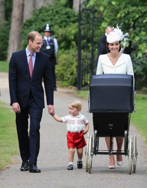 C'est en landau et avec ses parents, William et Kate, et le prince George, que la princesse a fait son arrivée