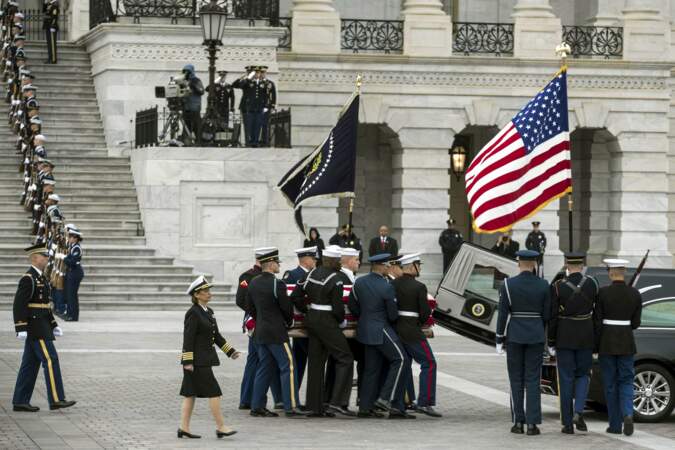 Le cercueil a d'abord été transporté du Capitole vers la cathédrale de Washington 