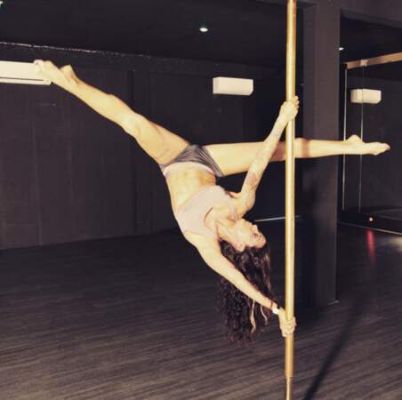 Shanna des Anges excelle au pole dancing. 