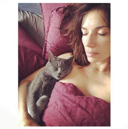 Nous on ne rêve que d'une chose : retourner dans notre lit comme Aure Atika et son chat. 