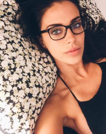 Jessica Lowndes affectionne visiblement les selfies au lit