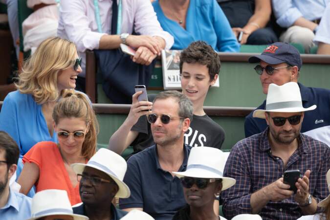 Le fils de Julie Gayet en a profité pour prendre un selfie avec Woody Harrelson… 