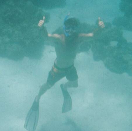Liam Hemsworth sous l'océan. 