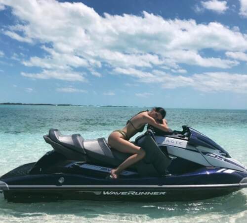 Faire la sieste sur un jet-ski ? La vie selon Kendall Jenner. 
