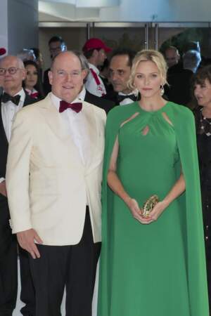 Le Prince Albert II de Monaco et la princesse Charlene of Monaco au gala de la Croix Rouge