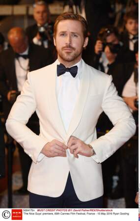 Finesse de corps et d'esprit : Ryan Gosling en costume blanc et marine (2016)