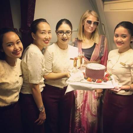 Et l'attention beaucoup trop chou d'une compagnie aérienne : un gâteau pour féliciter Paris Hilton, jeune fiancée !