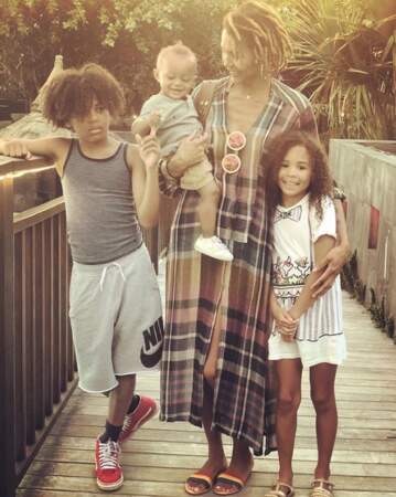 La chanteuse Ayo a posé avec ses trois enfants : Nile, Billie-Eve et Jimi-Julius. 