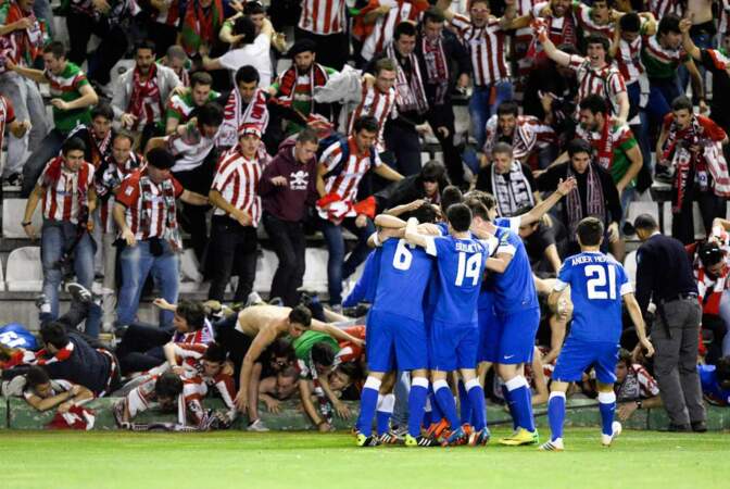 La joiiie des supporters de l'Athletic Bilbao, qui ont carrément fait tomber le décor (Calmez-vous, les gars !)  