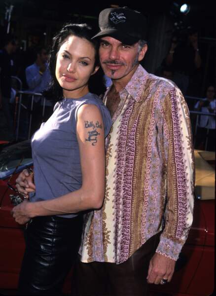 En 2000, à l'occasion de son mariage avec Billy Bob Thornton, elle se fait tatouer son nom sur son bras gauche.