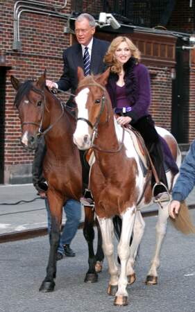 La voici d'ailleurs à cheval aux côtés de David Letterman en 2005.