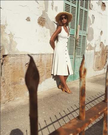 Malika Menard se prélasse sous le soleil de Majorque