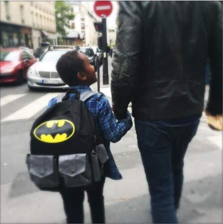 Pour la rentrée, Surifel, le fils adoptif d'Emmanuelle Béart s'est transformé en Batman