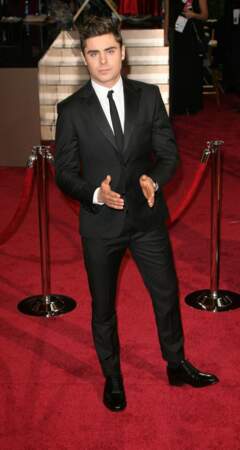 Zac Efron, séduisant en smoking noir aux Oscars 2014