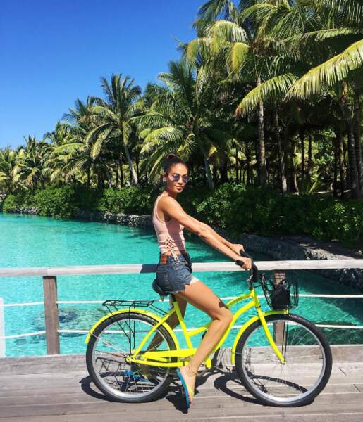 Le pied : faire du vélo à Bora-Bora comme la top-model Joan Smalls. 