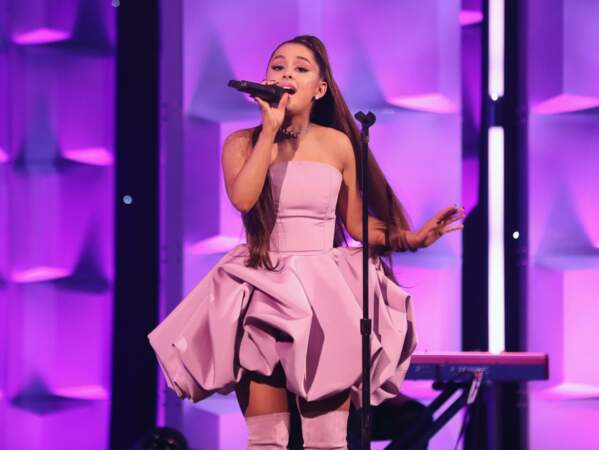 Ariana se tourne rapidement vers la scène, elle est une chanteuse internationale reconnue