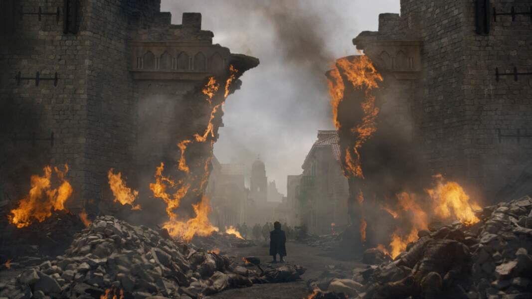 Impuissant, Tyrion ne peut que contempler le massacre et ses propres erreurs sur le champ de ruines