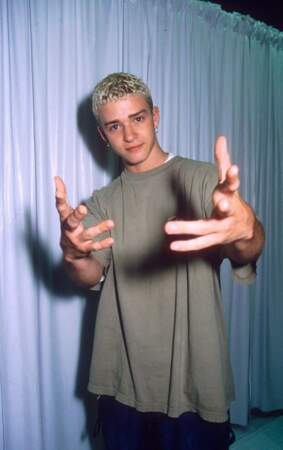 1998 : Justin Timberlake est le leader des 'N Sync et arbore une nouvelle coupe ultra décolorée ! 