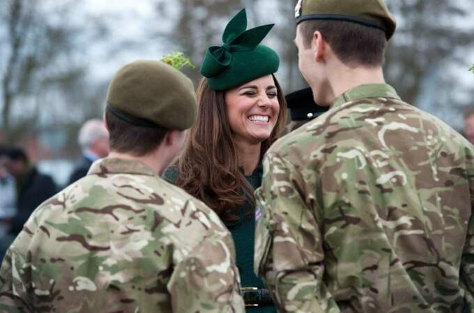 Kate, ici avec les troupes, est toujours souriante ! 