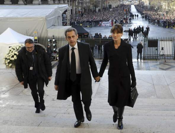 L'ancien Président de la République Nicolas Sarkozy arrive avec son épouse, la chanteuse Carla Bruni.