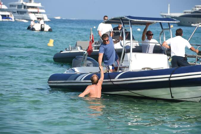 A Saint-Tropez, Sylvester Stallone est toujours OK pour donner un coup de main.