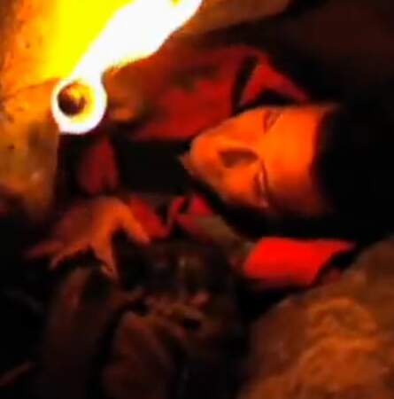 Dans l'état de l'Alabama (USA), Bear Grylls s'est retrouvé coincé dans une grotte. Claustrophobes s'abstenir !