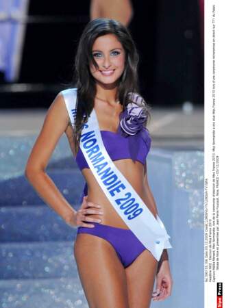 Pour Malika Ménard, Miss France 2010, voici la version grosse broche à fleurs du plus bel effet...