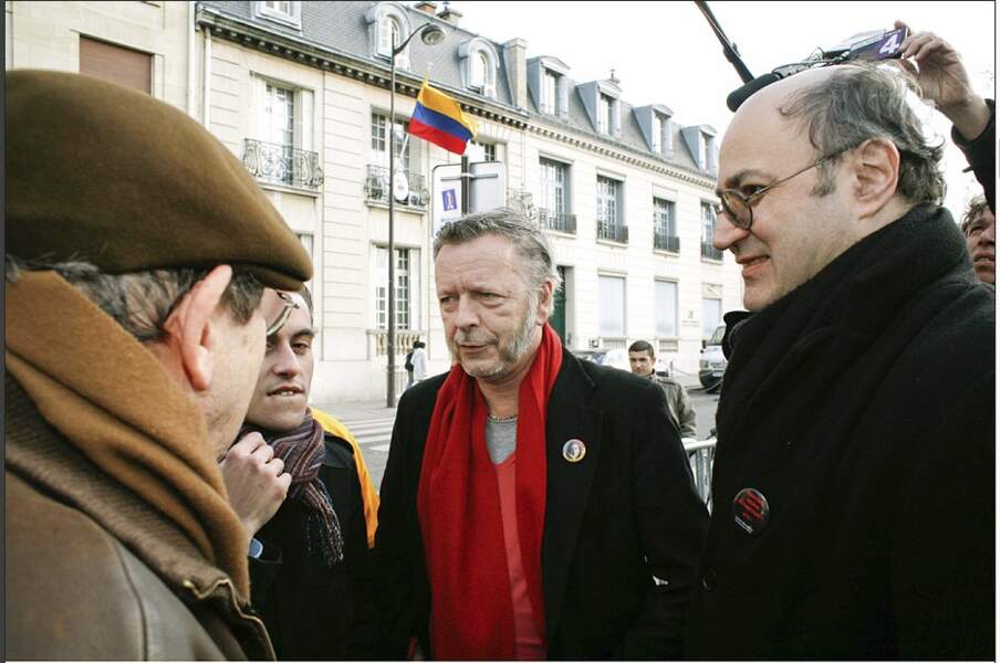 Engagé, Renaud milite pour la libération d'Ingrid Bettencourt en 2002.