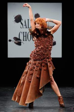 Fauve Hautot a fait sensation dans sa robe créee par le designer Tara Byakko.